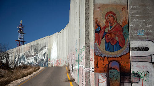 Une icône de la Vierge est peinte sur le mur de sécurité